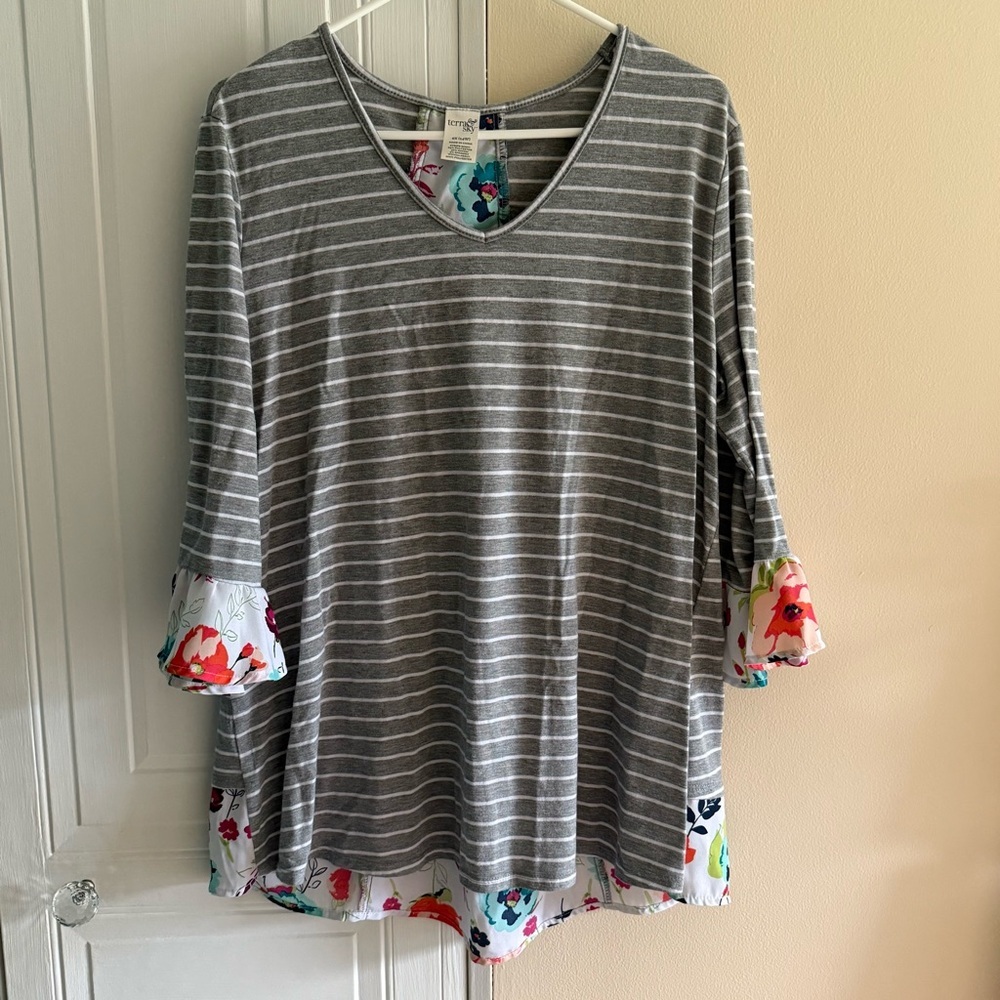 Terra and Sky Top T Shirt Size 14W (0X) Gray Stripe Floral Accents‎